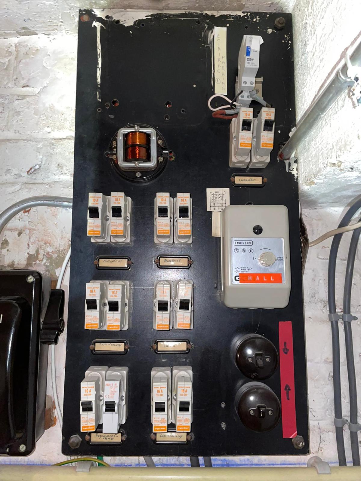 Photo d'un ancien tableau électrique old génération modifié par Dr Watt électricien Bruxelles