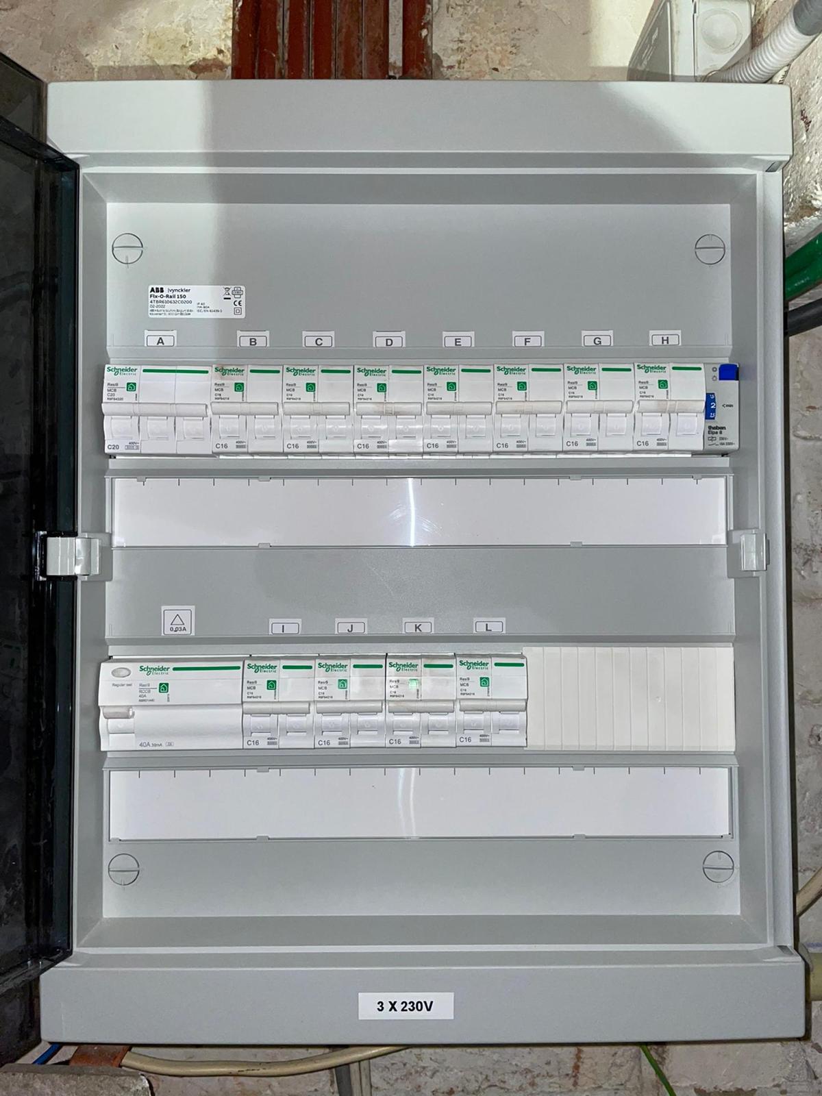 Photo d'un tableau électrique propre et soigné new génération réalisé par Dr Watt électricien Bruxelles