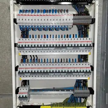 Un très beau et propre tableau électrique fait par Dr Watt électricien Bruxelles