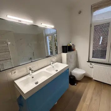 Une salle de bain parfaitement bien éclairée, lumière douce en néon. Par Dr Watt électricien Bruxelles